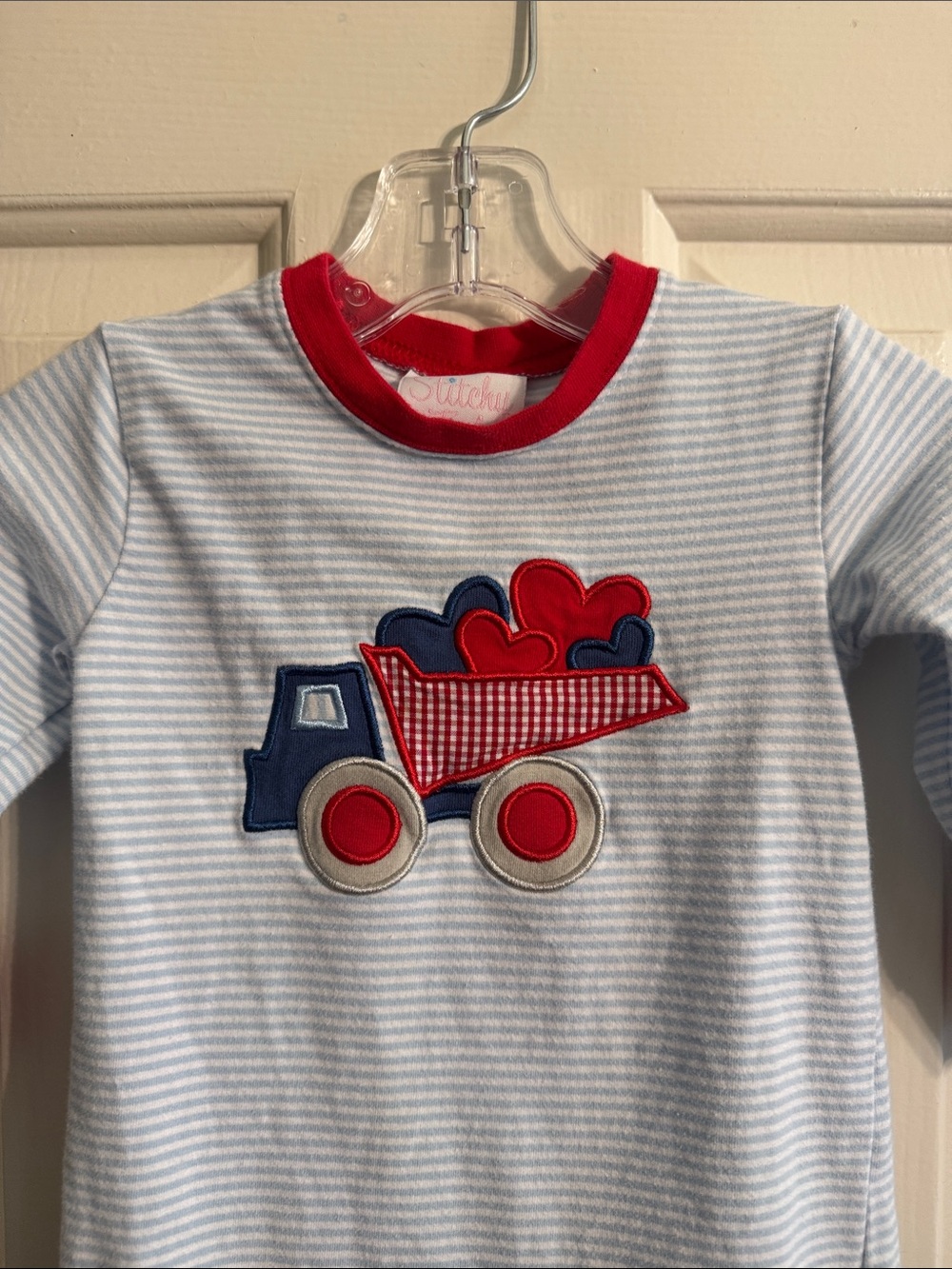Stitchy Fish 12M Long Sleeve Romper Blue & Red Truck Carrying Hearts - Picture 3 of 5
